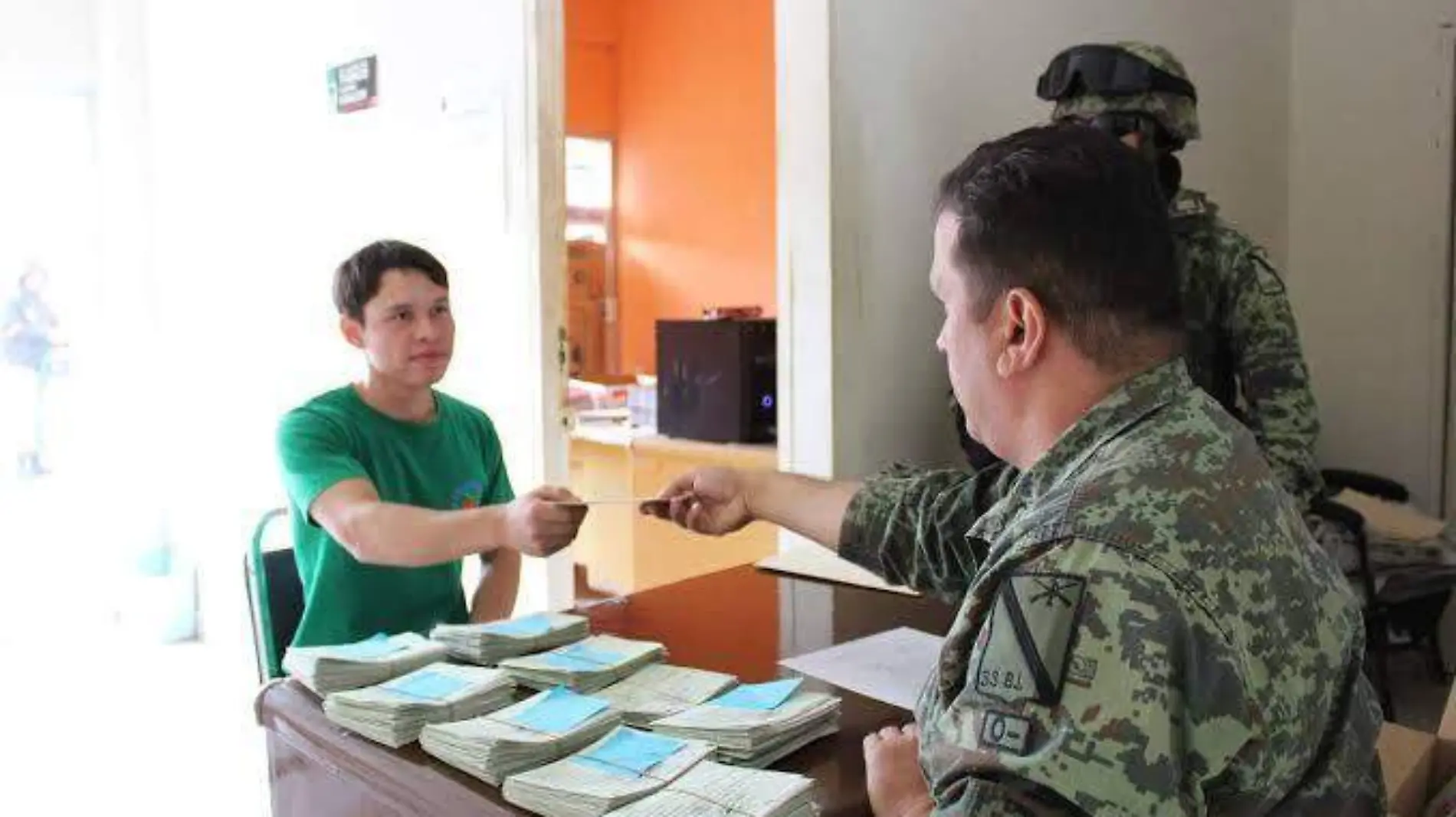 jóvenes recibiendo cartilla militar